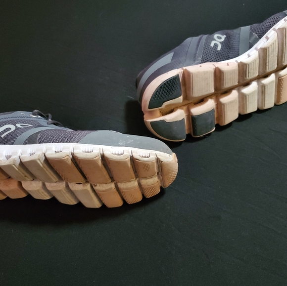 On cloud shoes - Picture 2 of 7